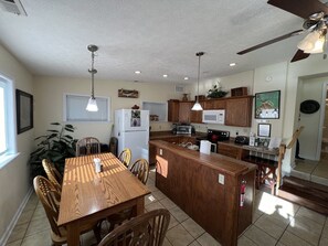 Fridge, microwave, oven, stovetop - Pappaw's Fishing Pad #2 (Bluff City)