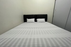 Standard Double Room | Free WiFi, bed sheets - Hotel O Kost Reski 2 Near Tugu Perbatasan Takalar - Gowa (Kalaserena)