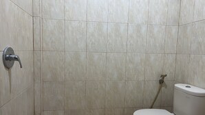 ห้องสแตนดาร์ดดับเบิล | ห้องน้ำ | ฝักบัว, ผ้าเช็ดตัว, สบู่