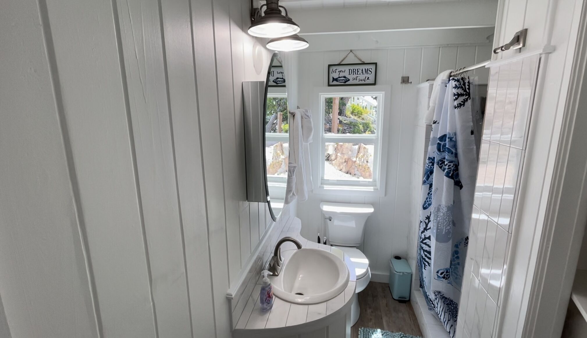 Haartrockner, Handtücher, Seife, Toilettenpapier