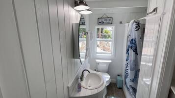 Haartrockner, Handtücher, Seife, Toilettenpapier