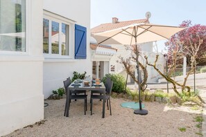 Outdoor dining - Charming house 100m from the beach (Pornic)