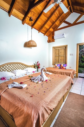 Dobbeltrom – comfort, hageutsikt | Safe på rommet, skrivebord og skrivebord for bærbar PC