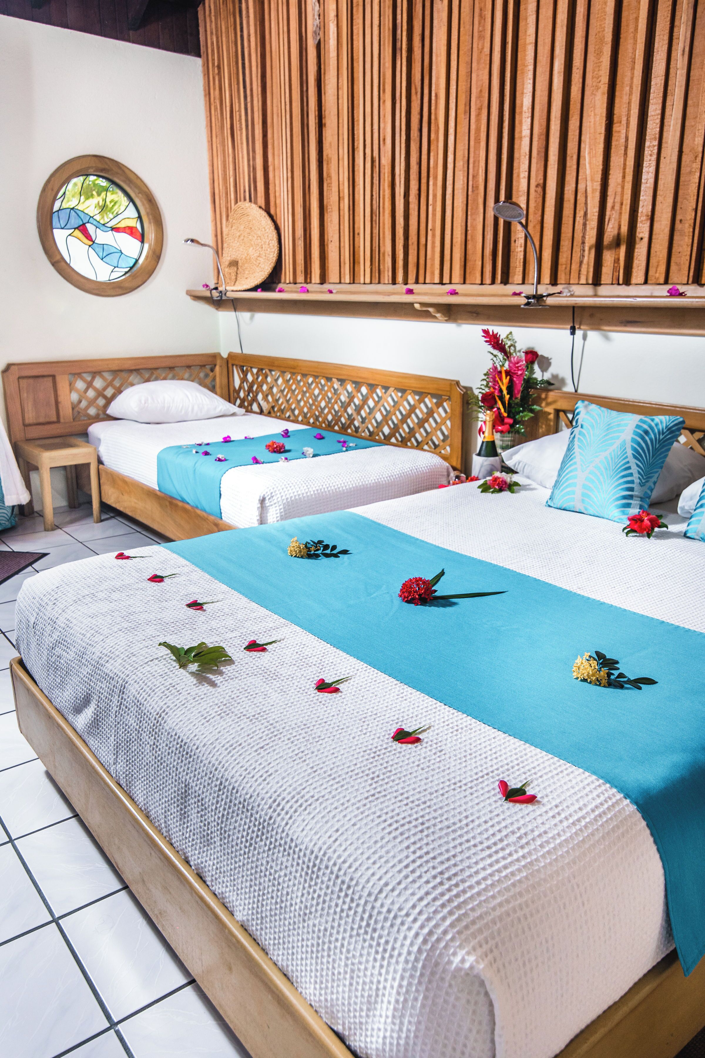 Chambre Double Standard, vue piscine | Coffres-forts dans les chambres, bureau
