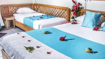 Chambre Double Standard, vue piscine | Coffres-forts dans les chambres, bureau