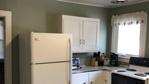Kaffetrakter/tekoker, kjøleskap, mikrobølgeovn og ovn