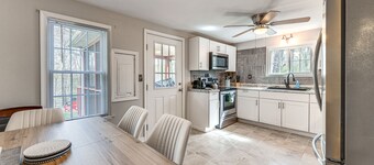 Toano Home w/ Screened Porch: Steps to Lake!