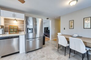 Réfrigérateur, four à micro-ondes, surface de cuisson, lave-vaisselle