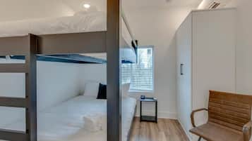 2 kamar tidur, meja kerja, setrika/meja setrika, dan Wi-Fi
