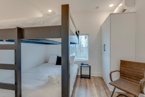 2 habitaciones, escritorio, tabla de planchar con plancha y wifi