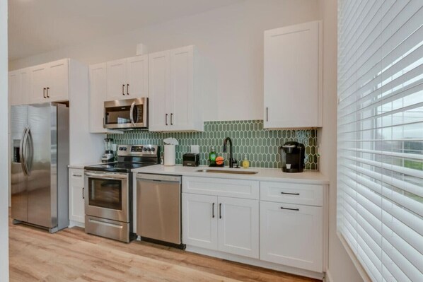 Een koelkast, een microgolfoven, een oven, een kookplaat