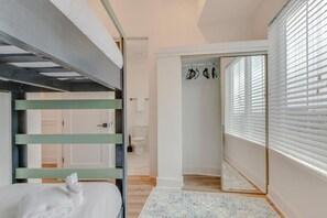 2 habitaciones, escritorio, tabla de planchar con plancha y wifi
