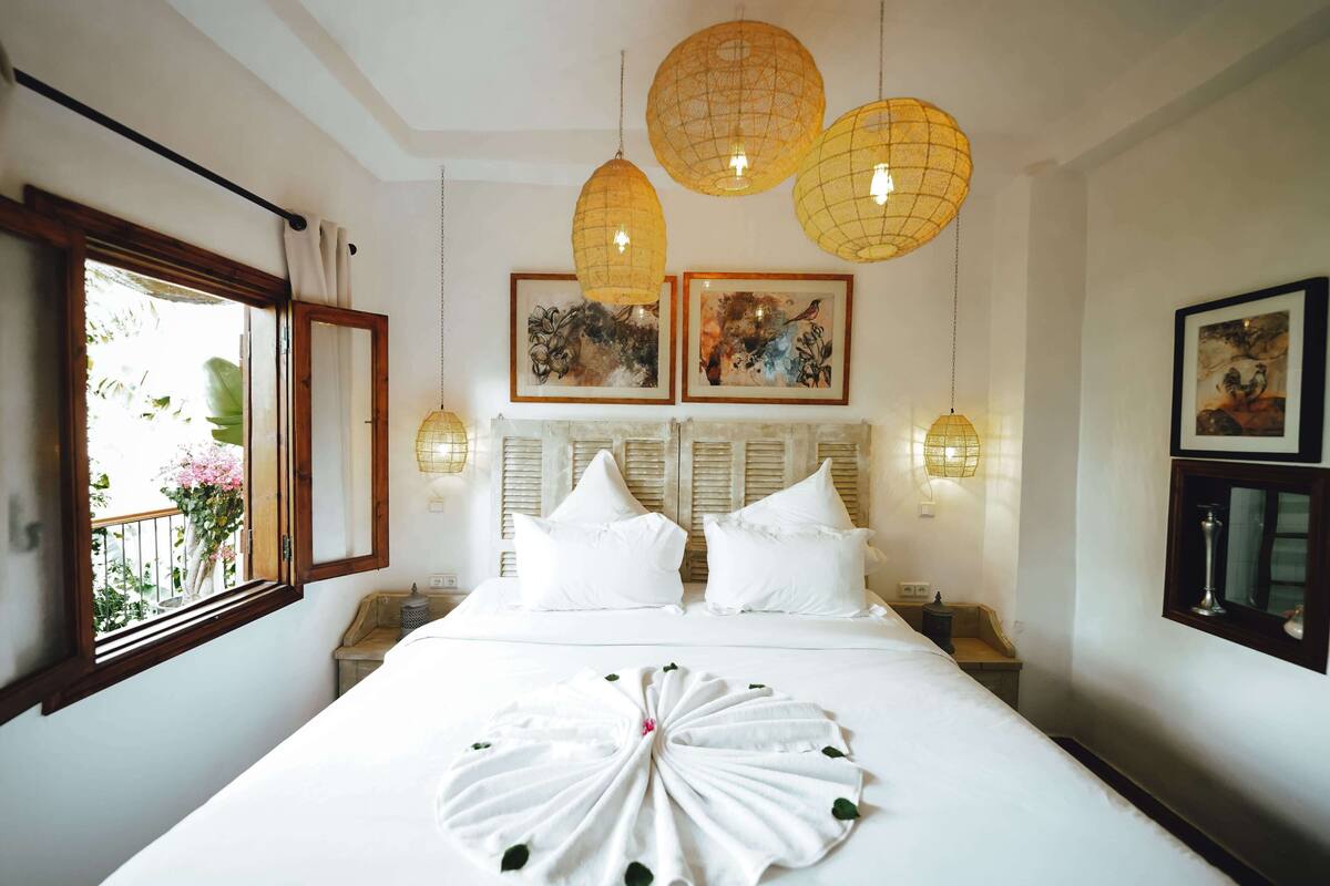 Standard Double Room | WiFi (free), individually decorated