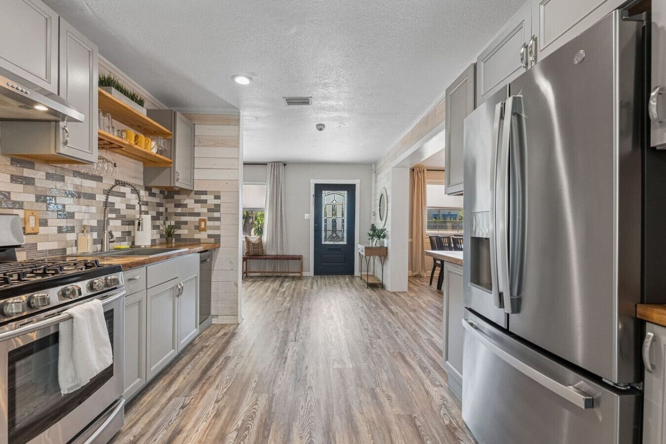 ثلاجة، ميكروويف، فرن، موقد طهي مسطح