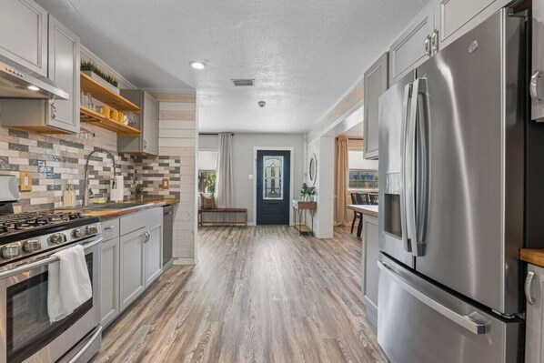 Fridge, microwave, oven, stovetop - Modern Pool Home, Central to Beach and Downtown (Seminole)