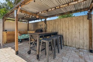 Outdoor dining - Modern Pool Home, Central to Beach and Downtown (Seminole)