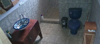Riverside Joy Cabin: Solar Hot Tub, Private Decks, Rainforest Reserve Costa Rica