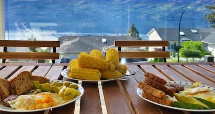 Lake View House In Peachland