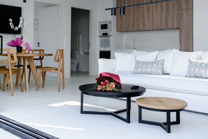 别墅, 海景 | 起居区 | 55-英寸智能电视（配备卫星频道）、Netflix、流媒体服务