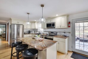 Microwave, oven, stovetop, dishwasher - Pocono Mountains, Hidden-Gem, Hottub, GameRoom, Firepit, Min to all Attractions (Cresco)