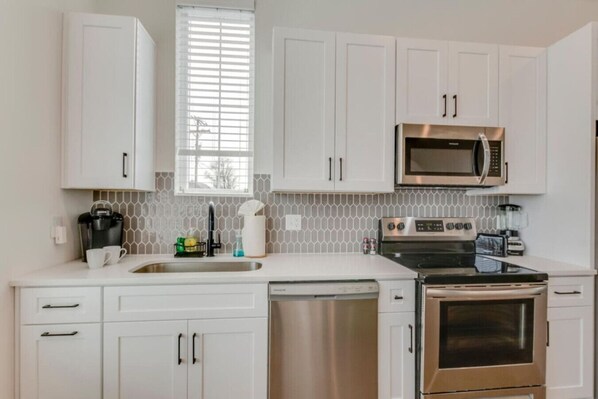 Fridge, microwave, oven, stovetop - Jazz Junction – 4BRs/7 Beds – 7 Mins to Broadway (Nashville)