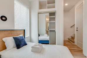 4 slaapkamers, een bureau, een strijkplank/strijkijzer, wifi