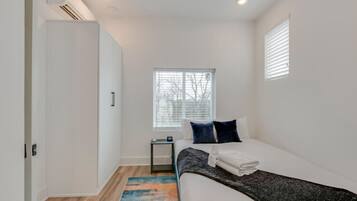4 bedrooms, desk, iron/ironing board, WiFi