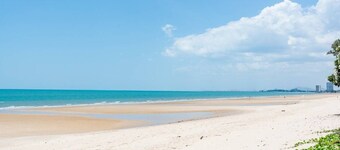 Termsuk Beachfront: 6-Bedroom Villa, Pool, BBQ, Surfing, Karaoke & Breakfast!