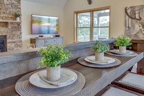 Dining - Pocono Paradise by Avantstay Lakeside Retreat, Hot Tub, Game Room, Near Beach (Albrightsville)