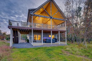 Exterior - Pocono Paradise by Avantstay Lakeside Retreat, Hot Tub, Game Room, Near Beach (Albrightsville)