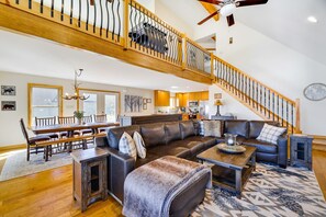 TV, fireplace, table football - Pocono Paradise by Avantstay Lakeside Retreat, Hot Tub, Game Room, Near Beach (Albrightsville)