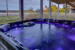 Outdoor spa tub - Pocono Paradise by Avantstay Lakeside Retreat, Hot Tub, Game Room, Near Beach (Albrightsville)