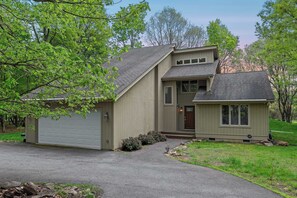 Interior - Mountain Hideout by Avantstay Game Room + Deck (Albrightsville)
