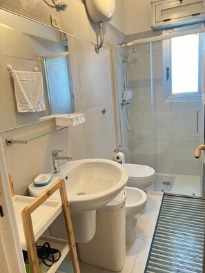 Bruser, hårtørrer, bidet, håndklæder