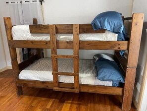 3 bedrooms, WiFi, bed sheets - Mamaw & Papaw's Farmhouse (Vendor)