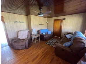 Smart TV - Mamaw & Papaw's Farmhouse (Vendor)