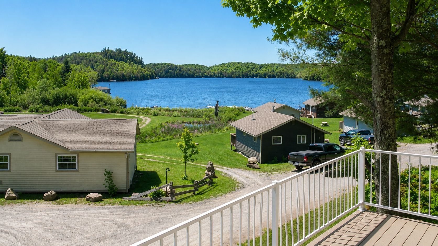 Une propriété au bord du lac comprenant une maison, un quai et une vue dégagée sur le lac.