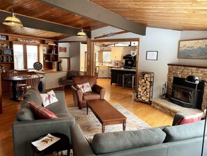 Smart TV, fireplace, DVD player, table tennis
