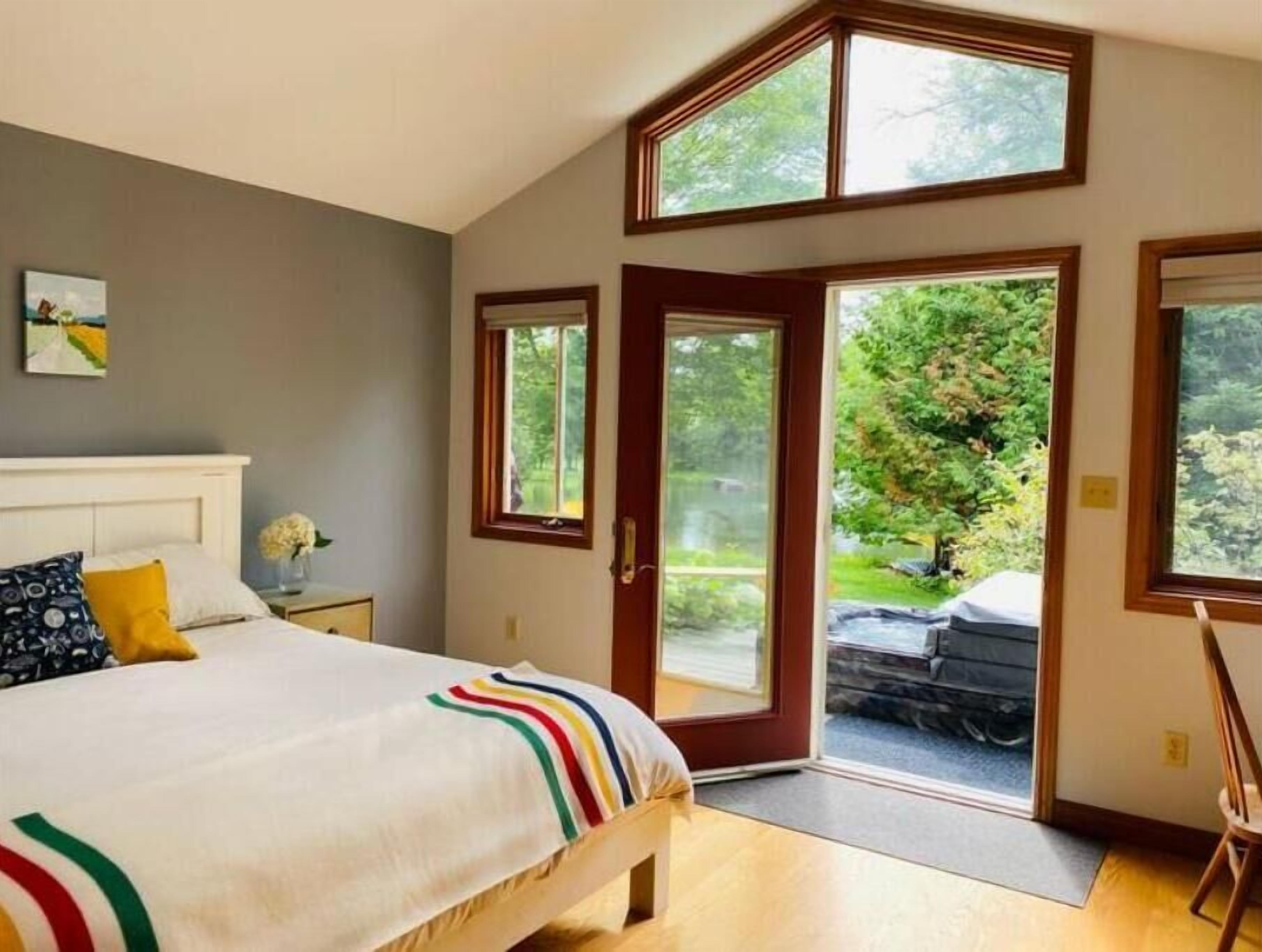 3 chambres, bureau, fer et planche à repasser, lit parapluie