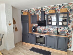 Fridge, oven, stovetop, dishwasher