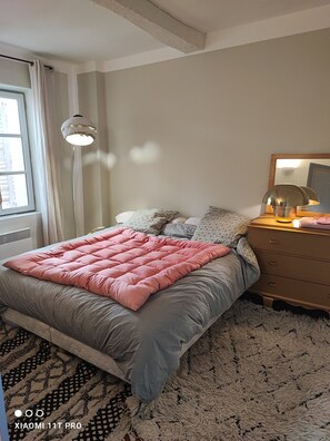 3 slaapkamers, een strijkplank/strijkijzer, wifi, beddengoed