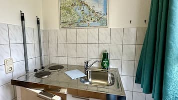 Frigorífico, microondas, placa de cocina y cafetera o tetera