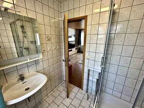 Bruser, hårtørrer, håndklæder, Sæbe