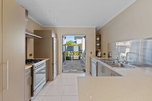 Kylskåp, mikrovågsugn, diskmaskin och kaffe- och tebryggare