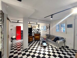 Living area - City Center Artistic Loft,3 minutes from Thessaloniki’s Waterfront. Pet friendly (Thessaloniki)