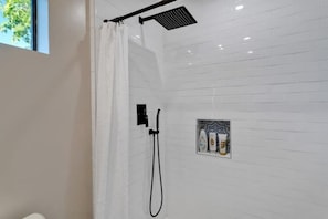 Een douche, een haardroger, handdoeken, zeep