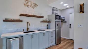 Køleskab, mikrobølgeovn, opvaskemaskine, kaffe-/temaskine