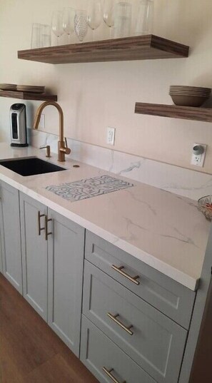 Refrigerador, microondas, lavavajillas, cafetera/tetera