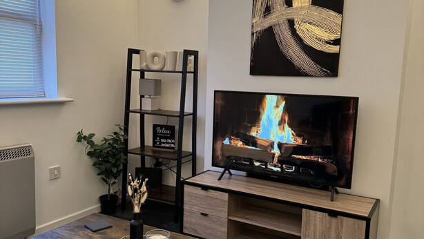 Flat-screen TV - RelaxingNightsAway (Birmingham)