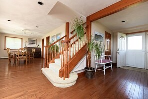 Interior - Scarborough Beach Resort Oasis (Narragansett)